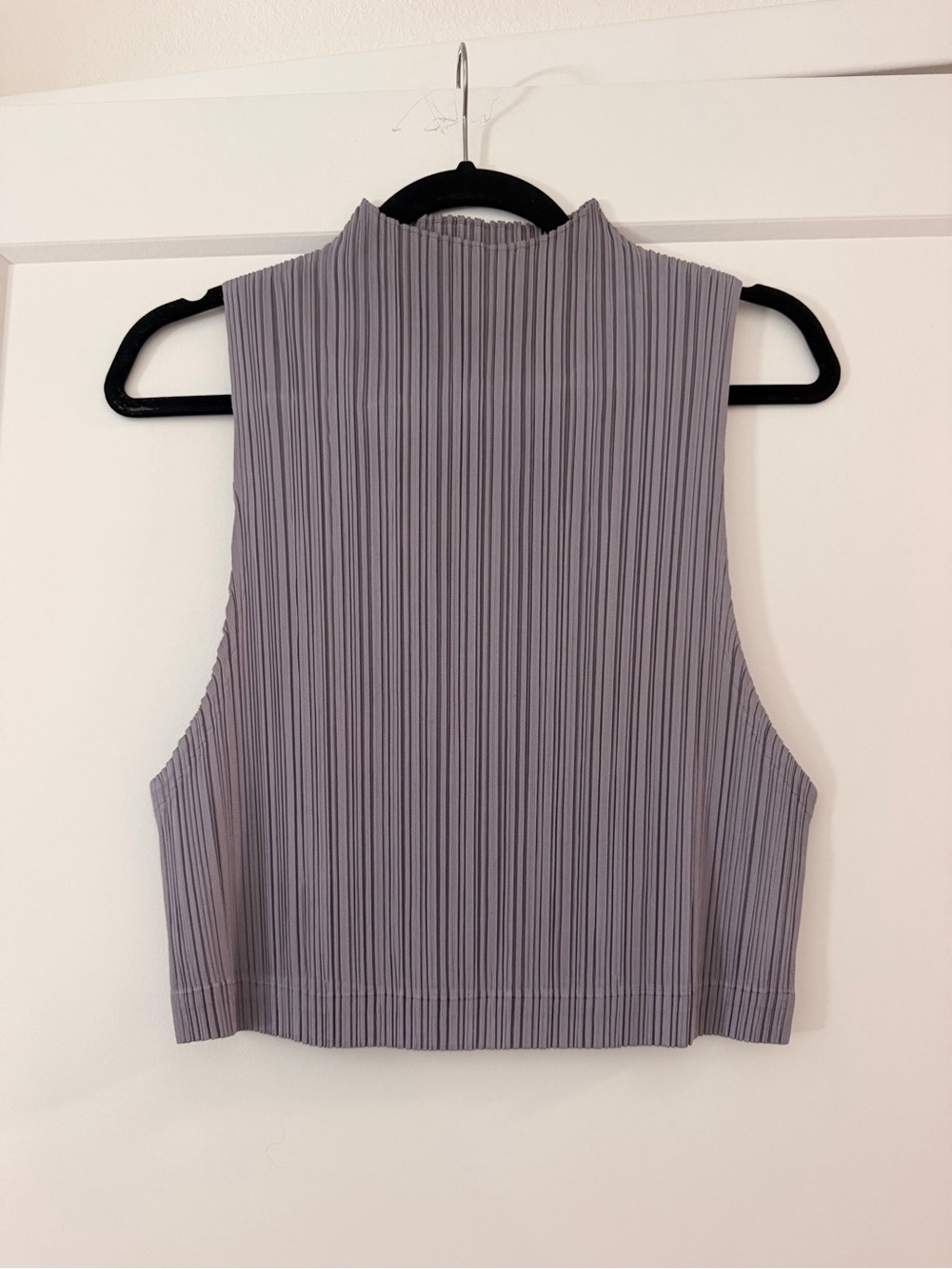 Issey Miyake Sleeveless Pleated Mock-Neck Crop Top - Gray